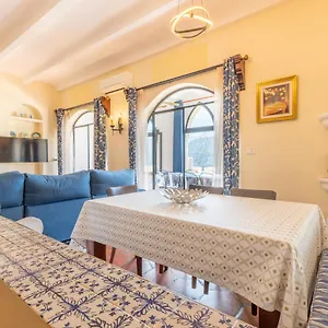Petit Palau Apartment